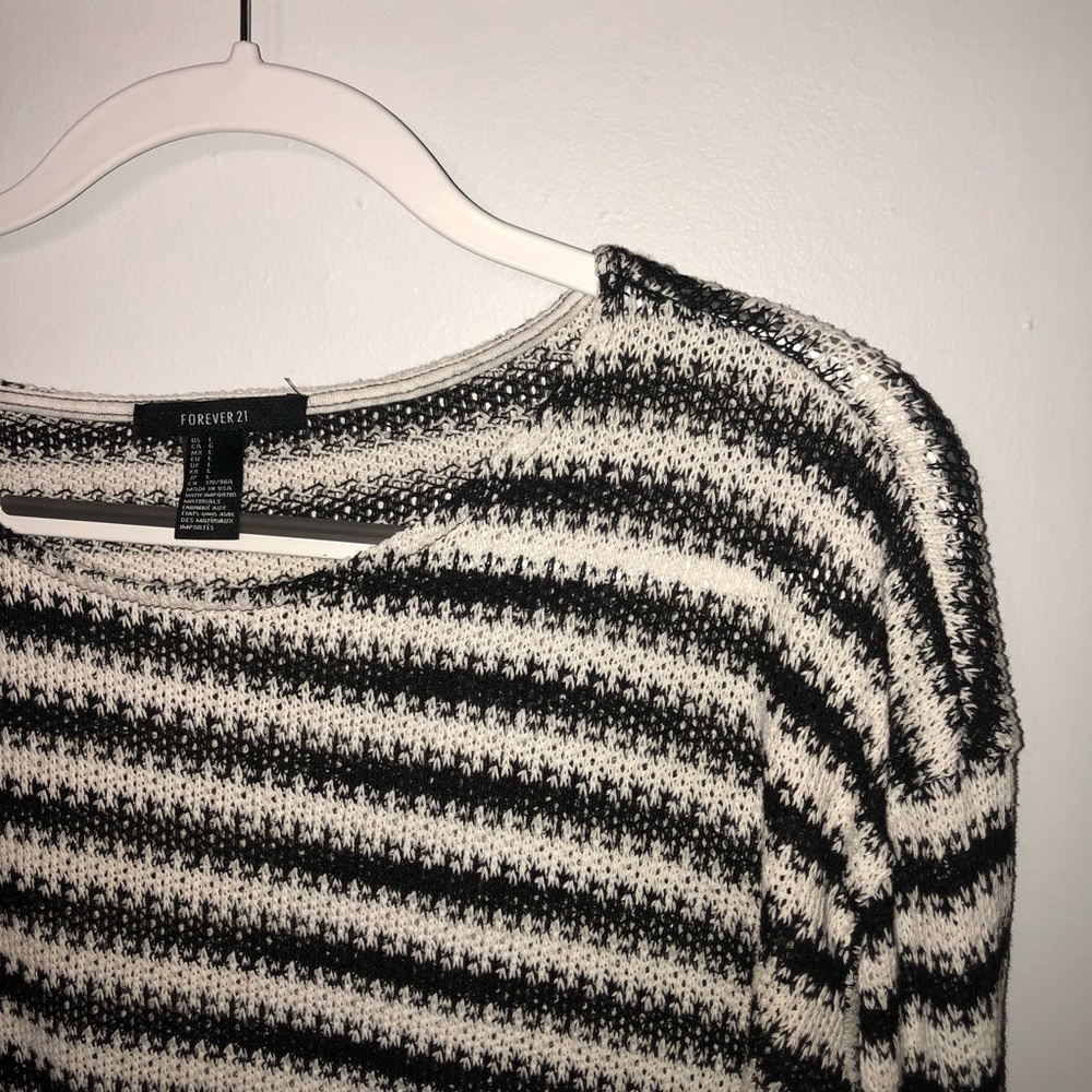 💥FOREVER 21 Sweater black and white stripes